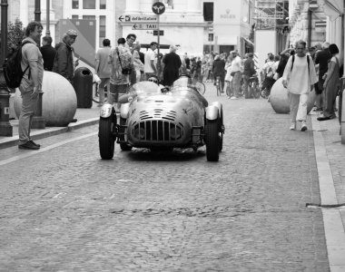 Pesaro, ITALY - 14 Haziran - 2023: PAGANELLI LANCIA AURELIA B20 2000 SPORT 1951 Mille Miglia 2023 rallisinde eski bir yarış arabası üzerinde ünlü italyan tarihi yarışı (1927-1957))