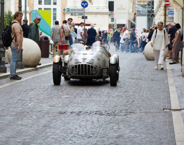 Pesaro, ITALY - 14 Haziran - 2023: PAGANELLI LANCIA AURELIA B20 2000 SPORT 1951 Mille Miglia 2023 rallisinde eski bir yarış arabası üzerinde ünlü italyan tarihi yarışı (1927-1957))