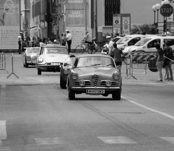 ペサロ イタリア 6月14日 2023 Alfa Romeo Gulietta Sprintbertone 1956ラリーで古いレースカーでミル ミリア2023有名なイタリアの歴史的なレース — ストック写真