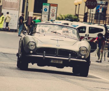 Pesaro, İtalya - 14 Haziran - 2023: B.M.W. 507 1957 rallisinde eski bir yarış arabasında Mille Miglia 2023 ünlü İtalyan tarihi yarışı (1927-1957))