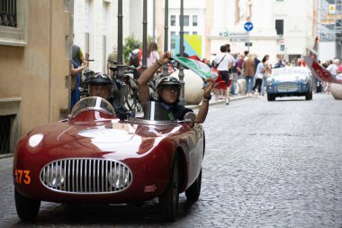 Pesaro, İtalya - 14 Haziran - 2023: O.S.F.A. FIAT LANCIA ARDEA 750BARCHETTA 1949 rallideki eski bir yarış arabası Mille Miglia 2023 ünlü İtalyan tarihi yarışı (1927-1957))