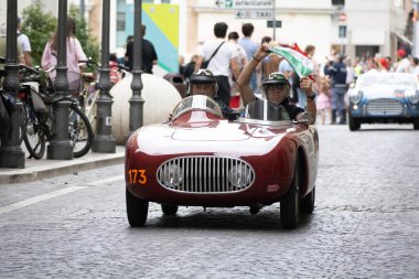 Pesaro, İtalya - 14 Haziran - 2023: O.S.F.A. FIAT LANCIA ARDEA 750BARCHETTA 1949 rallideki eski bir yarış arabası Mille Miglia 2023 ünlü İtalyan tarihi yarışı (1927-1957))