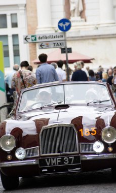 Pesaro, İtalya - 14 Haziran - 2023: ASTON MARTIN DB 2 DROPHEAD COUPE 1950 Mille Miglia 2023 rallisinde eski bir yarış arabası üzerinde ünlü italyan tarihi yarışı (1927-1957)