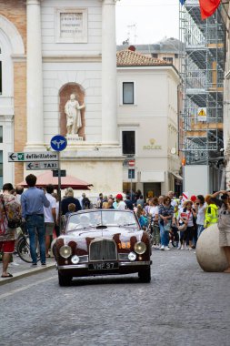 Pesaro, İtalya - 14 Haziran - 2023: ASTON MARTIN DB 2 DROPHEAD COUPE 1950 Mille Miglia 2023 rallisinde eski bir yarış arabası üzerinde ünlü italyan tarihi yarışı (1927-1957)