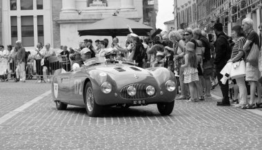 Pesaro, İtalya - 14 Haziran - 2023: CISITALIA 202 S MM Örümcek 1947 Mille Miglia 2023 rallisinde eski bir yarış arabası üzerinde ünlü İtalyan tarihi yarışı (1927-1957))