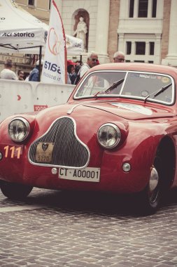 Pesaro, İtalya - 14 Haziran - 2023: FIAT 508 CS MM 1938 Mille Miglia 2023 rallisinde eski bir yarış arabası üzerinde ünlü İtalyan tarihi yarışı (1927-1957))