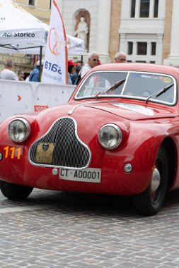 Pesaro, İtalya - 14 Haziran - 2023: FIAT 508 CS MM 1938 Mille Miglia 2023 rallisinde eski bir yarış arabası üzerinde ünlü İtalyan tarihi yarışı (1927-1957))