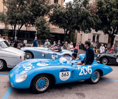 Pesaro, İtalya - 14 Haziran - 2023: FERRY F750 RENAULT 1951 Mille Miglia 2023 rallisinde eski bir yarış arabası üzerine ünlü İtalyan tarihi yarışı (1927-1957)