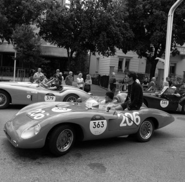 Pesaro, İtalya - 14 Haziran - 2023: FERRY F750 RENAULT 1951 Mille Miglia 2023 rallisinde eski bir yarış arabası üzerine ünlü İtalyan tarihi yarışı (1927-1957)