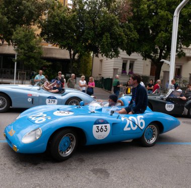 Pesaro, İtalya - 14 Haziran - 2023: FERRY F750 RENAULT 1951 Mille Miglia 2023 rallisinde eski bir yarış arabası üzerine ünlü İtalyan tarihi yarışı (1927-1957)
