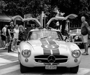 Pesaro, İtalya - 14 Haziran - 2023: MerCEDES BENZ 300 SL W198 1954 Mille Miglia 2023 rallisinde eski bir yarış arabası üzerinde ünlü İtalyan tarihi yarışı (1927-1957)