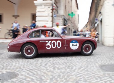 Pesaro, ITALY - 14 Haziran - 2023: MASERATI A6 1500 BERLINETTAPININ FARINA 1949 Mille Miglia 2023 rallisinde eski bir yarış arabası üzerinde ünlü İtalyan tarihi yarışı (1927-1957)