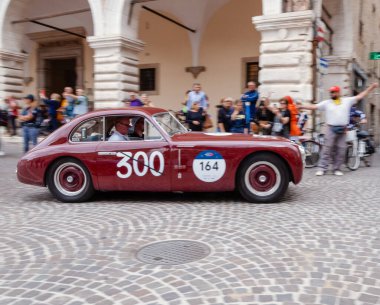 Pesaro, ITALY - 14 Haziran - 2023: MASERATI A6 1500 BERLINETTAPININ FARINA 1949 Mille Miglia 2023 rallisinde eski bir yarış arabası üzerinde ünlü İtalyan tarihi yarışı (1927-1957)