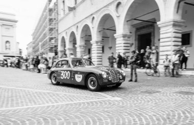 Pesaro, ITALY - 14 Haziran - 2023: MASERATI A6 1500 BERLINETTAPININ FARINA 1949 Mille Miglia 2023 rallisinde eski bir yarış arabası üzerinde ünlü İtalyan tarihi yarışı (1927-1957)