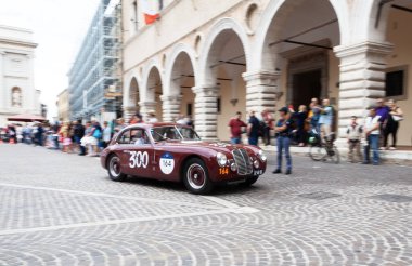 Pesaro, ITALY - 14 Haziran - 2023: MASERATI A6 1500 BERLINETTAPININ FARINA 1949 Mille Miglia 2023 rallisinde eski bir yarış arabası üzerinde ünlü İtalyan tarihi yarışı (1927-1957)