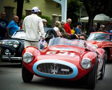 Pesaro, İtalya - 14 Haziran - 2023: MASERATI A6 GCS 53 FANTUZZZI 1955 Mille Miglia 2023 rallisinde eski bir yarış arabası üzerinde ünlü İtalyan tarihi yarışı (1927-1957)