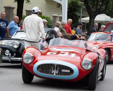 Pesaro, İtalya - 14 Haziran - 2023: MASERATI A6 GCS 53 FANTUZZZI 1955 Mille Miglia 2023 rallisinde eski bir yarış arabası üzerinde ünlü İtalyan tarihi yarışı (1927-1957)