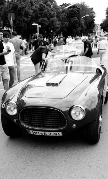 ペサロ イタリア 6月14日 2023年 Ferrari 250 Spider Vignale 1953ラリーで古いレースカーでミル ミリア2023有名なイタリアの歴史的なレース — ストック写真