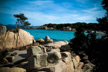 Zümrüt Sahili 'nde mavi göl manzarası, Sardunya Adası, İtalya