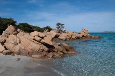Zümrüt Sahili 'nde mavi göl manzarası, Sardunya Adası, İtalya