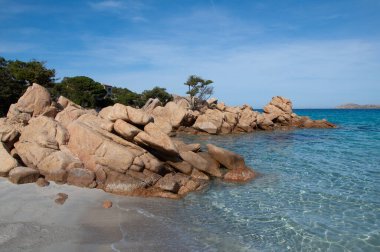 Zümrüt Sahili 'nde mavi göl manzarası, Sardunya Adası, İtalya