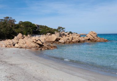 Zümrüt Sahili 'nde mavi göl manzarası, Sardunya Adası, İtalya