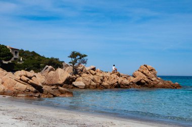 Zümrüt Sahili 'nde mavi göl manzarası, Sardunya Adası, İtalya
