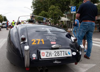 Pesaro, İtalya - 14 Haziran - 2023: JAGUAR XK120 OTS ROADSTER 1952 Mille Miglia 2023 rallisinde eski bir yarış arabası üzerinde ünlü İtalyan tarihi yarışı (1927-1957)