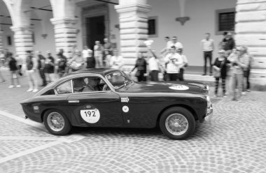 Pesaro, ITALY - 14 Haziran - 2023: FERRARI 166 MM BERLINETTAVIGNALE 1950 Mille Miglia 2023 rallisinde eski bir yarış arabası üzerinde ünlü İtalyan tarihi yarışı (1927-1957)