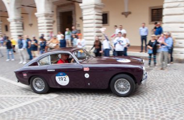 Pesaro, ITALY - 14 Haziran - 2023: FERRARI 166 MM BERLINETTAVIGNALE 1950 Mille Miglia 2023 rallisinde eski bir yarış arabası üzerinde ünlü İtalyan tarihi yarışı (1927-1957)