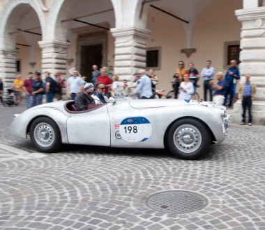Pesaro, İtalya - 14 Haziran - 2023: JAGUAR XK120 OTS ROADERLIGHTweight 1950 Mille Miglia 2023 rallisinde eski bir yarış arabası üzerinde ünlü İtalyan tarihi yarışı (1927-1957)