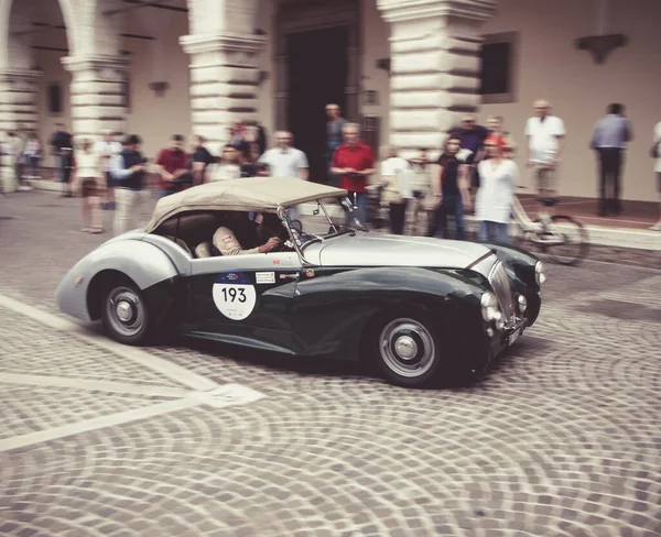 皮萨罗 意大利 军14 2023年 在意大利著名的历史民族Mille Miglia 2023 1927 1957 的集会上驾驶一辆老式赛车 — 图库照片