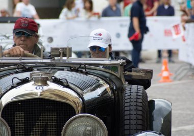 TALY - 14 Haziran - 2023: rallideki eski yarış arabası Mille Miglia 2023 ünlü İtalyan tarihi yarışı (1927-1957)