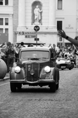 Pesaro, İtalya - 14 Haziran - 2023: LANCIA APRILIA BERLINA 1500 1949 Mille Miglia 2023 rallisinde eski bir yarış arabası üzerinde ünlü İtalyan tarihi yarışı (1927-1957)