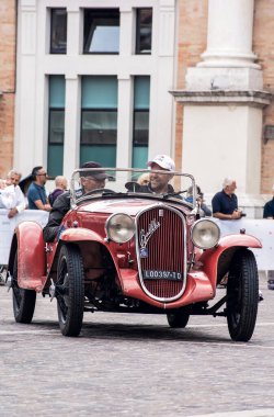 Pesaro, İtalya - 14 Haziran - 2023: FIAT 508 S BALILLA COPPA D ORO 1935 Mille Miglia 2023 rallisinde eski bir yarış arabası üzerinde ünlü İtalyan tarihi yarışı (1927-1957)