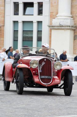 Pesaro, İtalya - 14 Haziran - 2023: FIAT 508 S BALILLA COPPA D ORO 1935 Mille Miglia 2023 rallisinde eski bir yarış arabası üzerinde ünlü İtalyan tarihi yarışı (1927-1957)