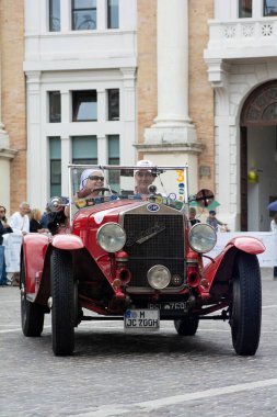 Pesaro, İtalya - 14 Haziran - 2023: 00 665 SUPERBA 192 rallide eski bir yarış arabası Mille Miglia 2023 ünlü İtalyan tarihi yarışı (1927-1957