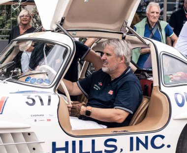 Pesaro, İtalya - Haziran 2023: Mille Miglia 2023, 1927 'den 1957' ye kadar Mille Miglia yarışmasına katılan tarihi otomobiller için düzenlilik yarışı