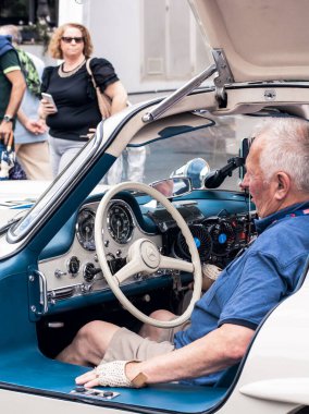 Pesaro, İtalya - Haziran 2023: Mille Miglia 2023, 1927 'den 1957' ye kadar Mille Miglia yarışmasına katılan tarihi otomobiller için düzenlilik yarışı