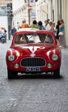 Pesaro, İtalya - Haziran 2023: Mille Miglia 2023, 1927 'den 1957' ye kadar Mille Miglia yarışmasına katılan tarihi otomobiller için düzenlilik yarışı
