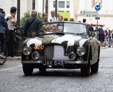 Pesaro, İtalya - Haziran 2023: Mille Miglia 2023, 1927 'den 1957' ye kadar Mille Miglia yarışmasına katılan tarihi otomobiller için düzenlilik yarışı