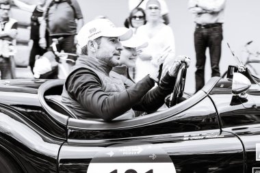 Pesaro, İtalya - Haziran 2023: Mille Miglia 2023, 1927 'den 1957' ye kadar Mille Miglia yarışmasına katılan tarihi otomobiller için düzenlilik yarışı