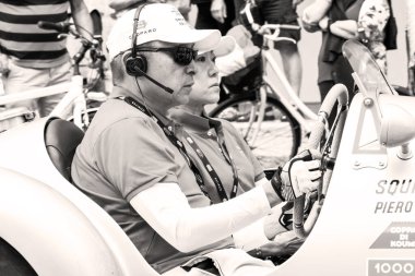 Pesaro, İtalya - Haziran 2023: Mille Miglia 2023, 1927 'den 1957' ye kadar Mille Miglia yarışmasına katılan tarihi otomobiller için düzenlilik yarışı