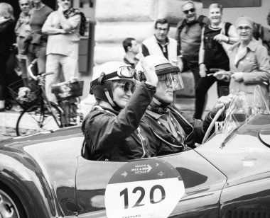 Pesaro, İtalya - Haziran 2023: Mille Miglia 2023, 1927 'den 1957' ye kadar Mille Miglia yarışmasına katılan tarihi otomobiller için düzenlilik yarışı