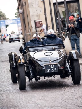Pesaro, İtalya - Haziran 2023: Mille Miglia 2023, 1927 'den 1957' ye kadar Mille Miglia yarışmasına katılan tarihi otomobiller için düzenlilik yarışı