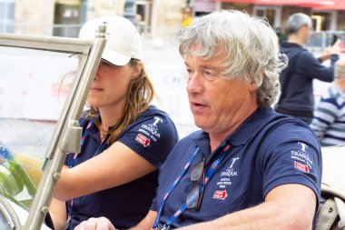 Pesaro, İtalya - Haziran 2023: Mille Miglia 2023, 1927 'den 1957' ye kadar Mille Miglia yarışmasına katılan tarihi otomobiller için düzenlilik yarışı