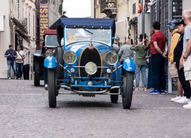 Pesaro, İtalya - 16 Haziran 2023: BuGATTI T40 1927 Mille Miglia 2023, 1927-1957 yılları arasında Mille Miglia yarışına katılan tarihsel otomobiller için düzenlilik yarışı