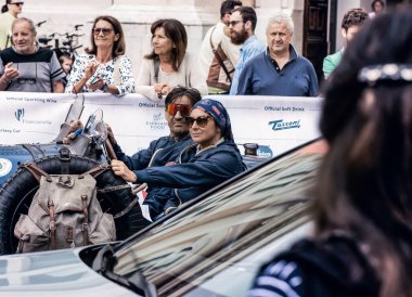 Pesaro, İtalya - 16 Haziran 2023: BuGATTI T37 A 1927 Mille Miglia 2023, 1927 'den 1957' ye kadar Mille Miglia yarışına katılan tarihi otomobiller için düzenlilik yarışı