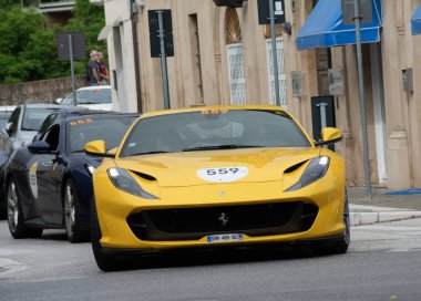 Pesaro, İtalya - 16 Haziran 2023: FERRARI 812 SUPERFAST 2018 Mille Miglia 2023, 1927 'den 1957' ye kadar Mille Miglia yarışmasına katılan tarihsel otomobiller için düzenlilik yarışı
