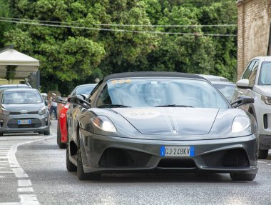 Pesaro, İtalya - 16 Haziran 2023: FERRARI SCUDERIA SPIDER 16M 2009 Mille Miglia 2023, 1927-1957 yılları arasında Mille Miglia yarışmasına katılan tarihsel otomobiller için düzenlilik yarışı